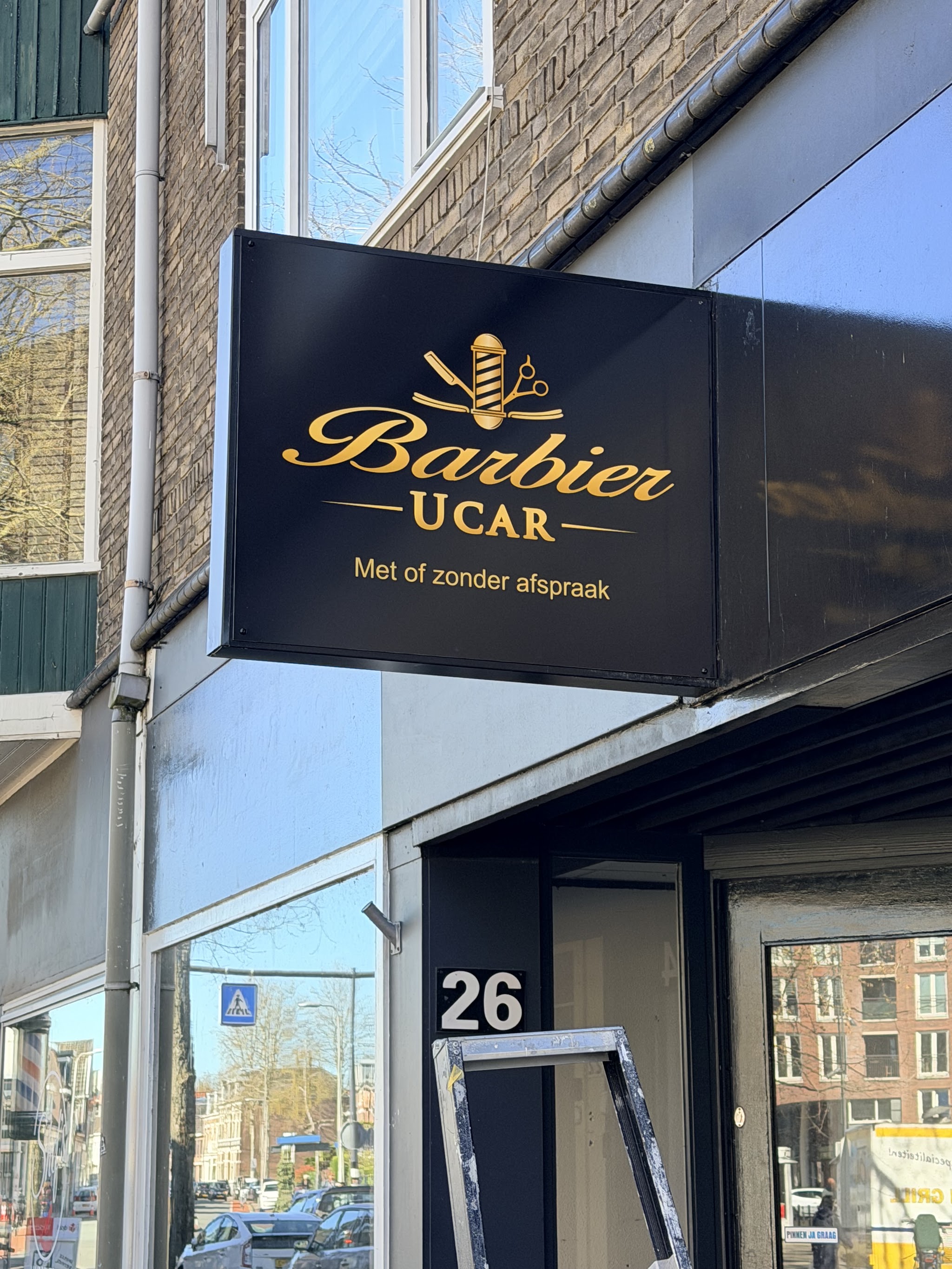 Het zwarte uithangbord met gouden Barbier UCAR-letters en de tekst Met of zonder afspraak